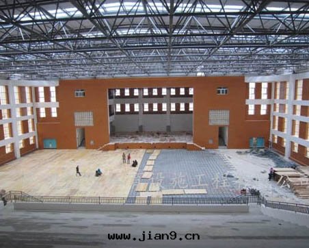 施工中(zhōng)的(de)香(xiāng)格里(lǐ)拉藏文中(zhōng)學(xué)體(tǐ)育館(guǎn)木(mù)地(dì)闆及(jí)座椅(yǐ)工程